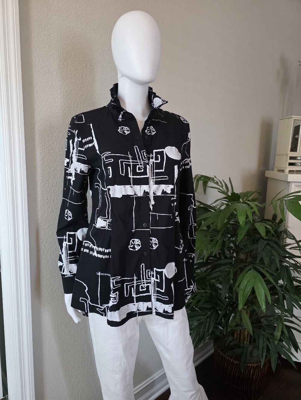 Dolcezza Black & White Structured Button Down Blouse with Wired Collar -Size M